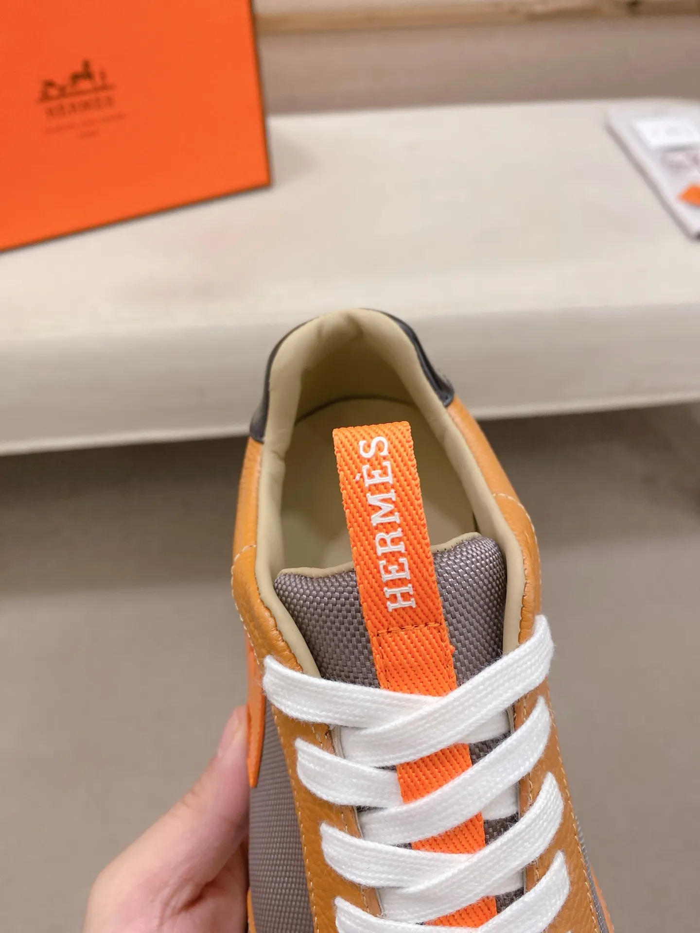 Men's shoes💰: 640💰HERMES/Hermes Leader sneakers! Tech twill, calfskin and suede goatskin sneakers featuring paneled multicolor twill, calfskin and suede. Lightweight geometric sole for a stylish urban look. Product details: White and orange rubber sole Black rubber sole with orange rubber insert Light natural leather insert White rubber toe cap Beige lambskin insole and lining Cotton strap, rubber lettering Sole height: 4cm Size: 38-39-40-41-42-43-44 (45.46 custom-made)